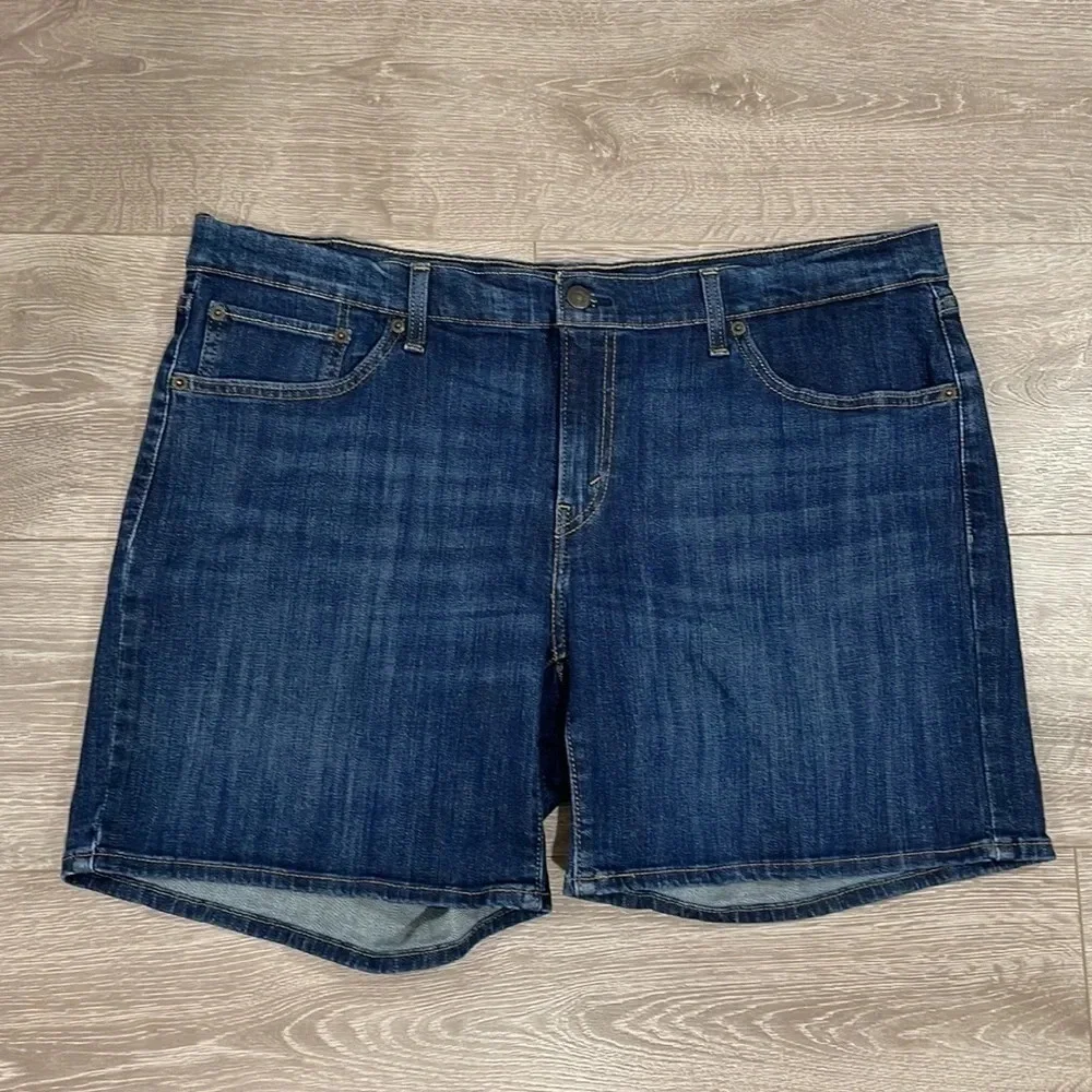 NWOT Levi’s Classic Shorts Dark Wash Denim Jean 34